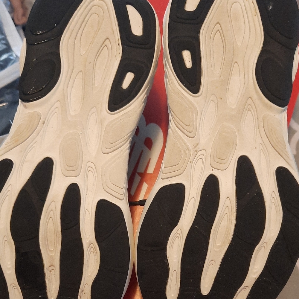 New Balance Black and White Athletic Shoes with Retro Silhouette - Picture 4 of 8